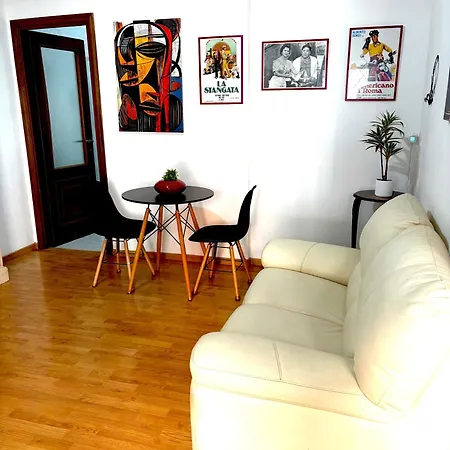 Gecko, Cozy At 5min From Metro, Bus, Tram Apartment *