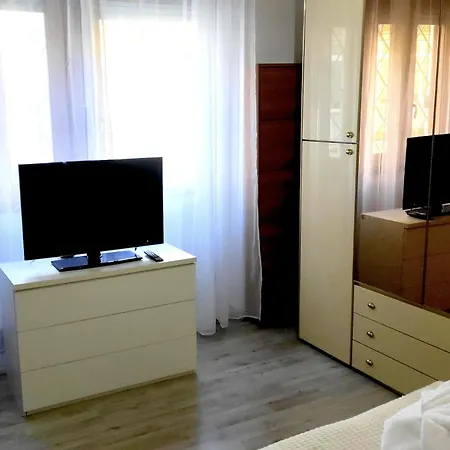 Gecko, Cozy At 5min From Metro, Bus, Tram Apartment *